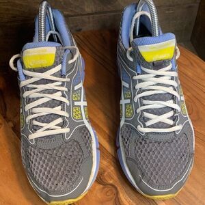 Asics Sz 8 womens.  Inv 5039